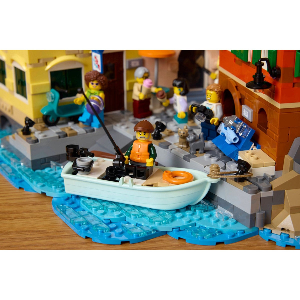 LEGO Icons 21359 Italian Riviera