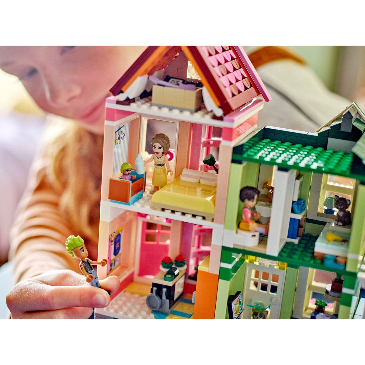 LEGO Friends 42670 Heartlake City Apartments and Stores