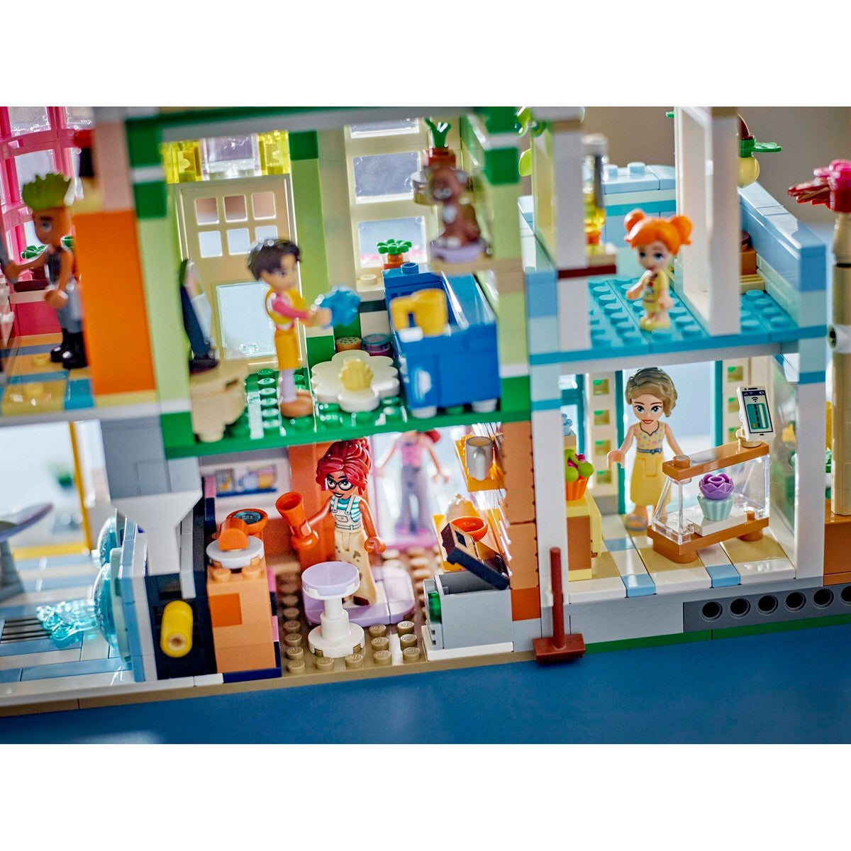 LEGO Friends 42670 Heartlake City Apartments and Stores
